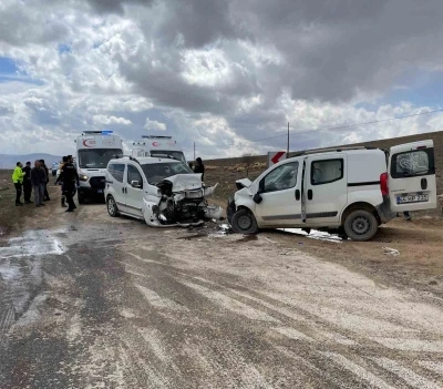 Malatya&rsquo;da iki ara&ccedil; kafa kafaya &ccedil;arpıştı: 4 yaralı
