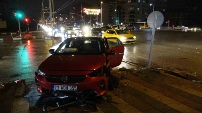 Malatya&rsquo;da iki otomobil &ccedil;arpıştı: 5 yaralı
