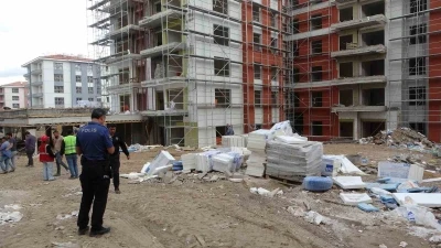 Malatya’da inşaatta kafasına malzeme düşen işçi yaralandı
