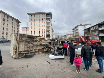 Malatya&rsquo;da kamyonet ile otomobil &ccedil;arpıştı: 2 yaralı

