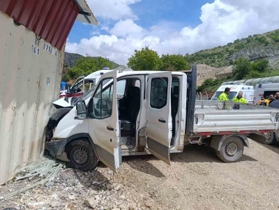 Malatya&rsquo;da kamyonet şantiye girdi: 3 yaralı
