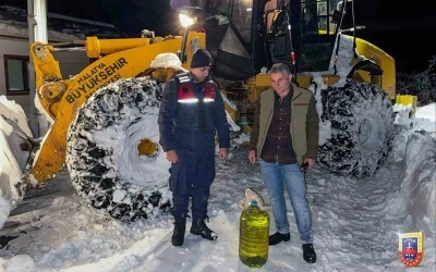Malatya&rsquo;da kardan kapanan yollarda ekipler vatandaşların yardımına koştu
