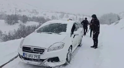 Malatya&rsquo;da karlı yolda kalan ara&ccedil; ve hasta vatandaşlara b&uuml;y&uuml;kşehir ekipleri yetişti
