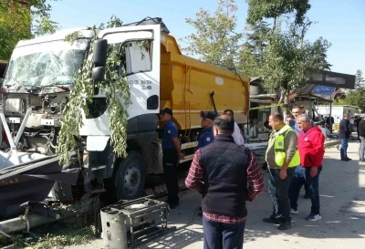 Malatya’da kontrolden çıkan hafriyat kamyonu iş yerlerine daldı: 4 iş yeri kullanılamaz hale geldi
