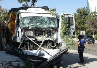 Malatya’da kontrolden çıkan hafriyat kamyonu iş yerlerine daldı
