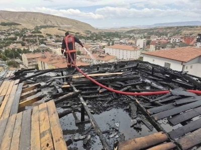 Malatya’da korkutan çatı yangını
