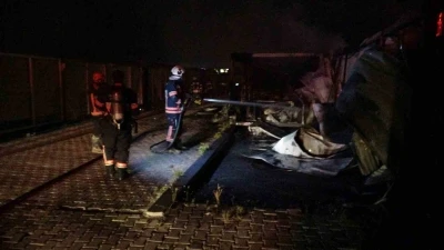 Malatya&rsquo;da korkutan yangın: Ofis olarak kullanılan konteynerler kullanılamaz hale geldi
