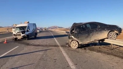 Malatya&rsquo;da minib&uuml;s ile otomobil &ccedil;arpıştı: 1&rsquo;i ağır 3 yaralı
