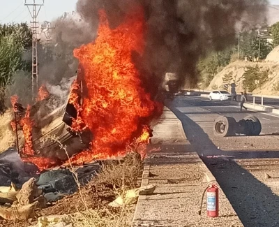 Malatya’da otobüs ile çarpışan tır devrilip alev alev yandı: 1 yaralı
