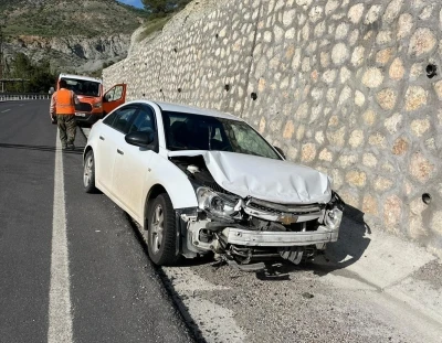 Malatya&rsquo;da otomobil istinat duvarına &ccedil;arptı: 1 yaralı
