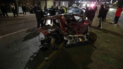Malatya&rsquo;da otomobilin &ccedil;arptığı TOFAŞ kağıt gibi ezildi: 3 yaralı
