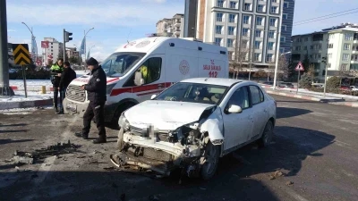Malatya&rsquo;da otomobiller &ccedil;arpıştı: 2 yaralı
