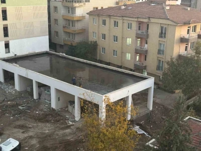 Malatya’da rezerv alandaki inşaat suyla doldu, tahliye için duvar delindi
