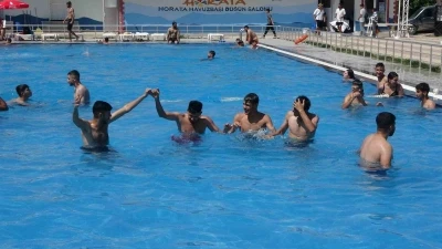 Malatya’da sıcak havalardan bunalan vatandaşlar havuzlara akın etti
