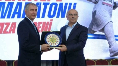 Malatya&rsquo;da spor emek&ccedil;ileri onurlandırıldı, Arslantepe Yarı Maratonu&rsquo;nun imzaları atıldı
