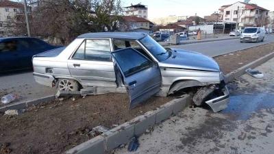 Malatya&rsquo;da temizlik aracı ile &ccedil;arpışan ara&ccedil; ref&uuml;je &ccedil;ıktı
