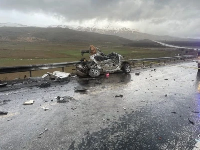 Malatya&rsquo;da tır ile otomobil kafa kafaya &ccedil;arpıştı: 3 &ouml;l&uuml;, 1 yaralı
