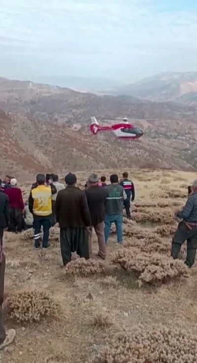Malatya’da uçuruma yuvarlanan şahsın helikopterle sevk anları kamerada
