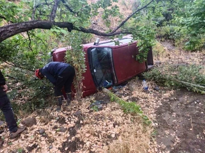 Malatya’da virajı alamayan pikap şarampole uçtu: 2 yaralı
