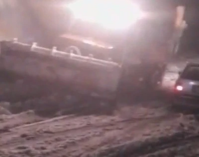 Malatya’da yoğun kar yağışı etkili oldu, çok sayıda araç yolda kaldı
