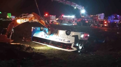 Malatya&rsquo;da yolcu otob&uuml;s&uuml; devrildi: 4 &ouml;l&uuml;, &ccedil;ok sayıda yaralı
