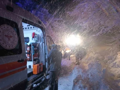 Malatya&rsquo;da yolda mahsur kalan vatandaşları belediye ekipleri kurtardı
