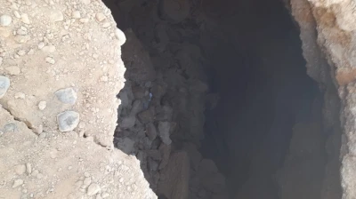 Malatya’da yoldaki çukura düşen iş makinesinin operatörü yaralandı
