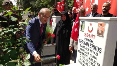 Malatya protokol&uuml;nden şehitlik ziyareti

