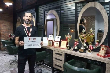 Malatyalı depremzede kuaf&ouml;r d&uuml;nya şampiyonu oldu
