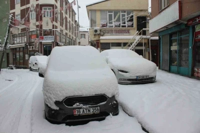 Malazgirt&rsquo;te bahar beklenirken kar yağdı, ara&ccedil;lar kara g&ouml;m&uuml;ld&uuml;
