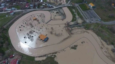 Malazgirt&rsquo;te sağanak yağış su baskınlarına yol a&ccedil;tı
