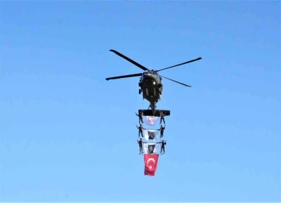 Malazgirt Zaferi’nin 954. yıl dönümünde jandarma helikopterlerinden nefes kesen gösteri

