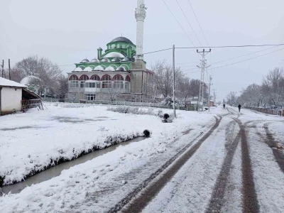Malkara beyaza b&uuml;r&uuml;nd&uuml; : Kar yağışı etkili oluyor

