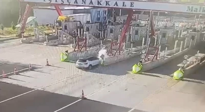 Malkara&rsquo;da &Ccedil;anakkale otoyolu gişelerinde otomobil bariyere &ccedil;arptı: 1 &ouml;l&uuml;, 1 yaralı
