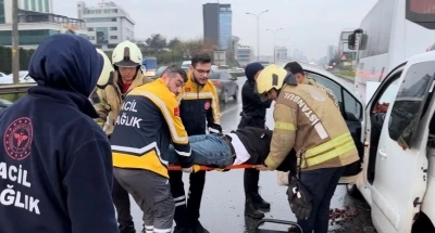 Maltepe&rsquo;de hafif ticari ara&ccedil;, servis minib&uuml;s&uuml;ne arkadan &ccedil;arptı: 1 yaralı
