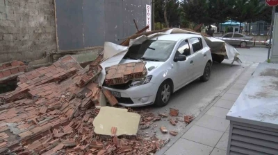 Maltepe&rsquo;de inşaatın istinat duvarı arabanın &uuml;zerine yıkıldı
