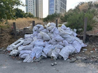 Maltepe’de moloz yığınları vatandaşın tepkisine neden oldu
