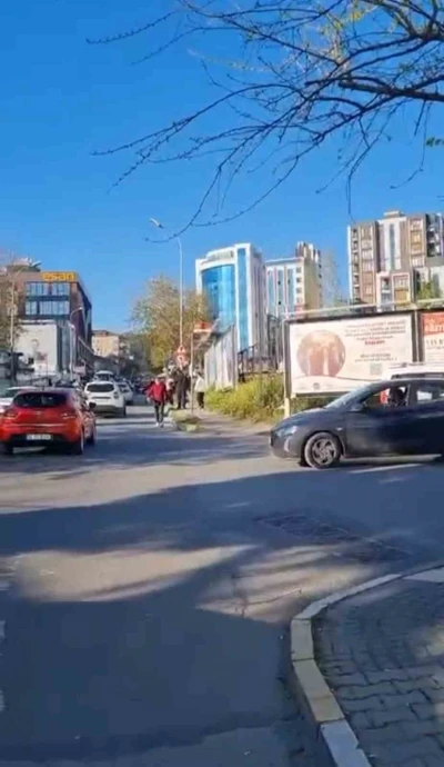 Maltepe&rsquo;de s&uuml;r&uuml;c&uuml;y&uuml; darbedip motosikletine el koydular
