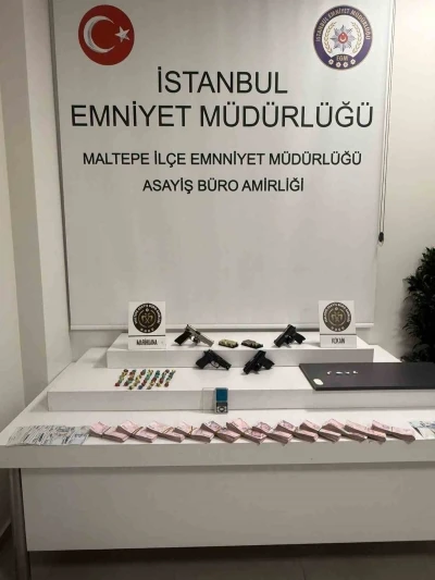 Maltepe&rsquo;de uyuşturucu operasyonu: Manyetik kartlı zuladan y&uuml;kl&uuml; miktarda para ve silah &ccedil;ıktı
