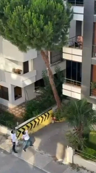 Maltepe&rsquo;de vatandaşlar kadına şiddete kayıtsız kalmadı: Balkondaki adama taş yağdırdı
