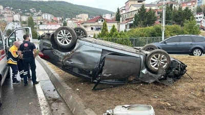 Maltepe’de yağış kazayı beraberinde getirdi: Otomobil direğe çarpıp ters döndü
