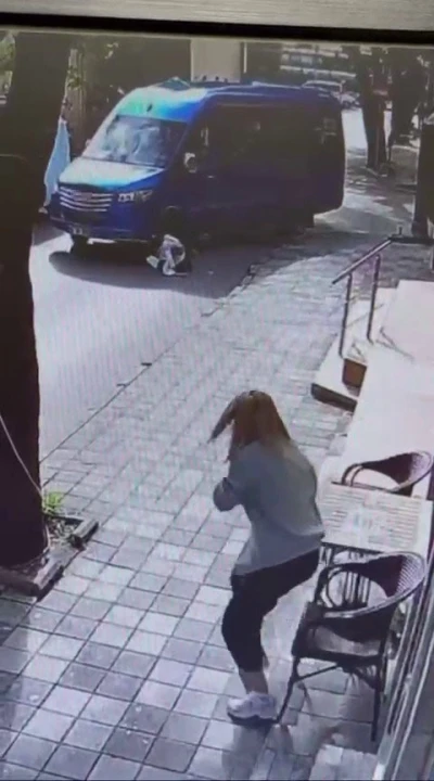 Maltepe’de yolun karşısına geçen kadına minibüs çarptı: Kaza anı kamerada
