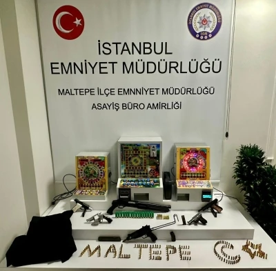 Maltepe&rsquo;deki "zula" evine baskında &ccedil;ok sayıda silah ele ge&ccedil;irildi
