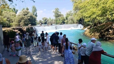 Manavgat Şelalesi’nde düşen su seviyesi ziyaretçileri şaşkına çevirdi
