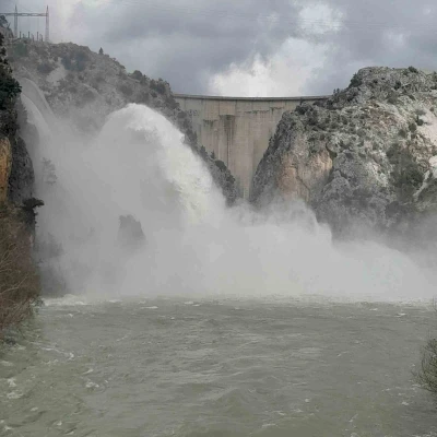 Manavgat&rsquo;ta barajda taşkın riskine karşı su tahliyesi
