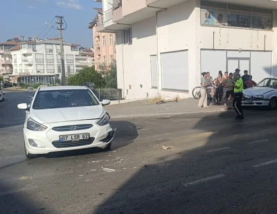 Manavgat’ta iki otomobil çarpıştı: 1 yaralı
