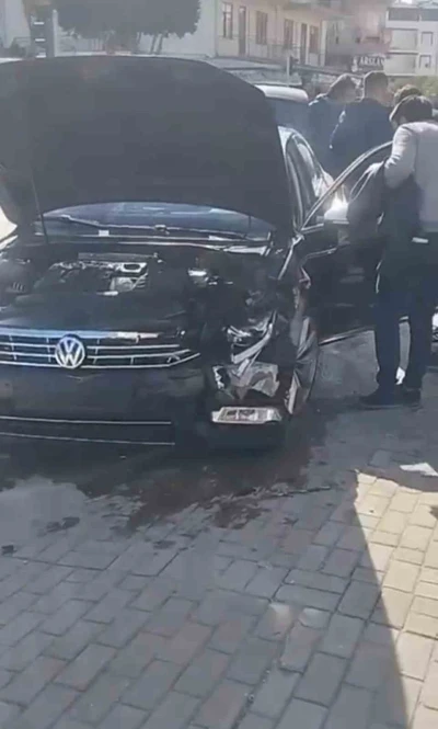 Manavgat&rsquo;ta iki otomobil kavşakta &ccedil;arpıştı
