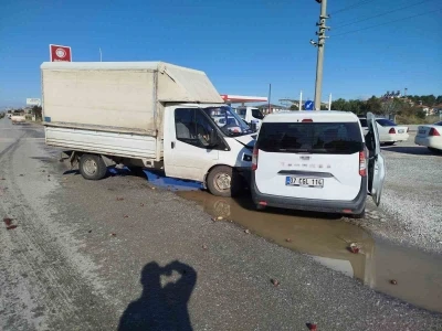 Manavgat&rsquo;ta kamyonet ile &ccedil;arpışan aracın s&uuml;r&uuml;c&uuml;s&uuml; yaralandı
