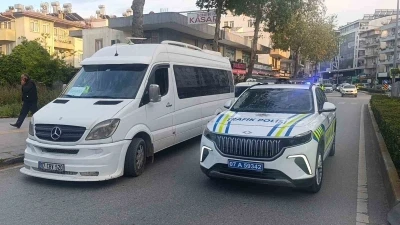Manavgat&rsquo;ta motosiklet ile minib&uuml;s &ccedil;arpıştı: 1 yaralı
