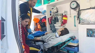 Manavgat&rsquo;ta otomobil ile &ccedil;arpışan motosikletli yaralandı
